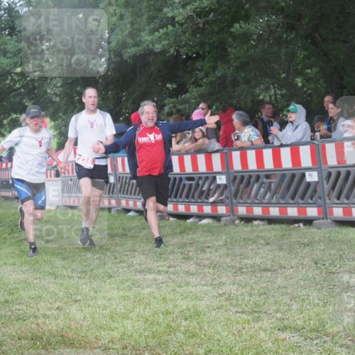 21.06.2025 - 27. Vierlanden-Triathlon KatJ http://msf.ph/oto/8028691 15.06.2025 13:32:50 Ziel 238 meine-sportfotos.de