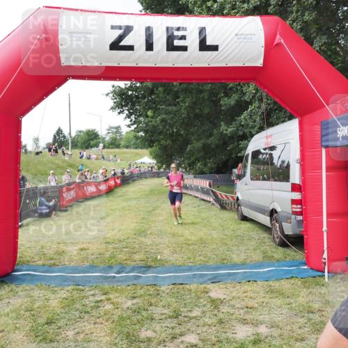 21.06.2025 - 27. Vierlanden-Triathlon MichiJ http://msf.ph/oto/8028699 15.06.2026 12:13:30 Ziel 251, 869 meine-sportfotos.de