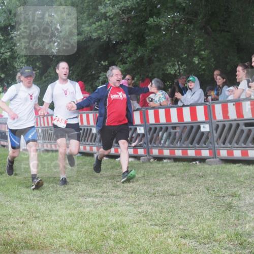 21.06.2025 - 27. Vierlanden-Triathlon KatJ http://msf.ph/oto/8028701 15.06.2025 13:32:50 Ziel 238 meine-sportfotos.de