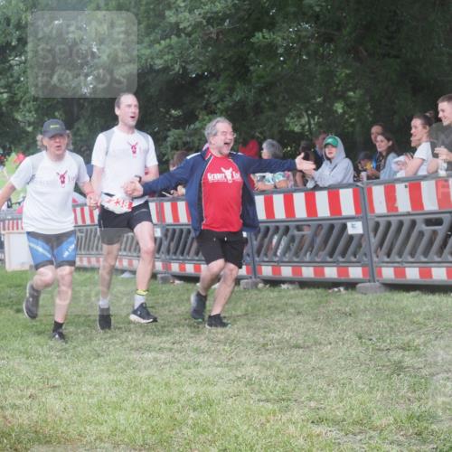 21.06.2025 - 27. Vierlanden-Triathlon KatJ http://msf.ph/oto/8028705 15.06.2025 13:32:50 Ziel 238 meine-sportfotos.de