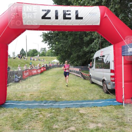 21.06.2025 - 27. Vierlanden-Triathlon MichiJ http://msf.ph/oto/8028707 15.06.2026 12:13:30 Ziel 251, 869 meine-sportfotos.de