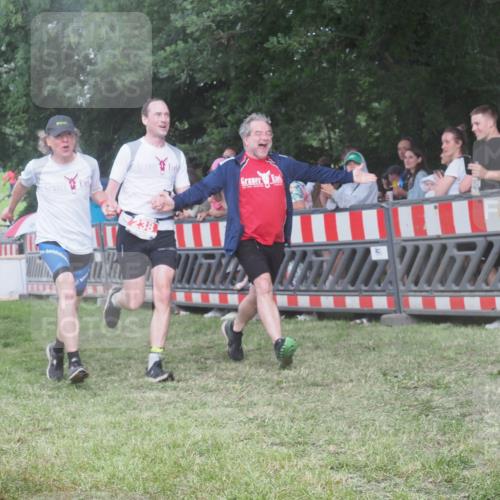 21.06.2025 - 27. Vierlanden-Triathlon KatJ http://msf.ph/oto/8028710 15.06.2025 13:32:50 Ziel 238 meine-sportfotos.de