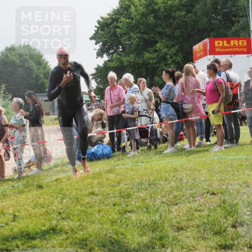 15.06.2025 - 27. Vierlanden-Triathlon KatJ http://msf.ph/oto/8028713 15.06.2025 11:03:42 Schwimmen 766, 810, 822 meine-sportfotos.de