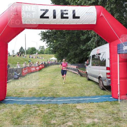 21.06.2025 - 27. Vierlanden-Triathlon MichiJ http://msf.ph/oto/8028715 15.06.2026 12:13:30 Ziel 251, 869 meine-sportfotos.de