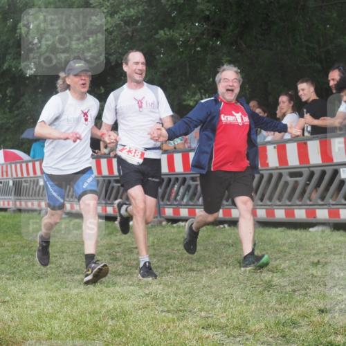 21.06.2025 - 27. Vierlanden-Triathlon KatJ http://msf.ph/oto/8028716 15.06.2025 13:32:50 Ziel 238 meine-sportfotos.de