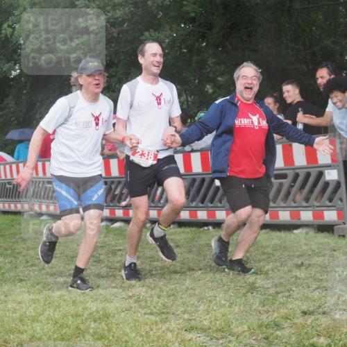 21.06.2025 - 27. Vierlanden-Triathlon KatJ http://msf.ph/oto/8028721 15.06.2025 13:32:51 Ziel 238 meine-sportfotos.de