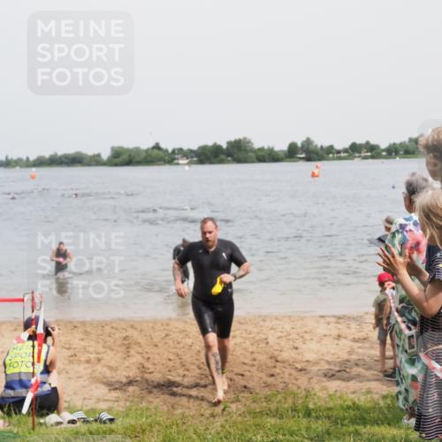 21.06.2025 - 27. Vierlanden-Triathlon MichiJ http://msf.ph/oto/8028726 15.06.2026 10:58:55 Schwimmen 709, 743, 760 meine-sportfotos.de