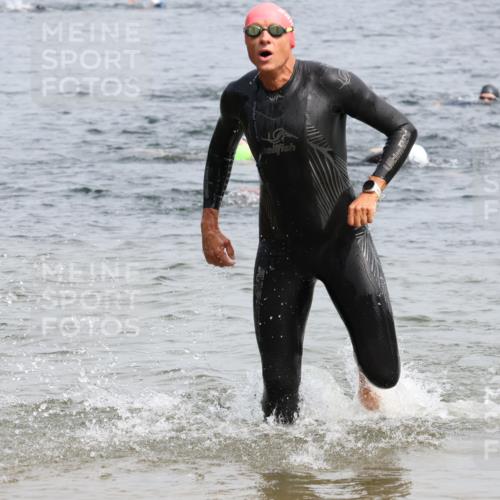 15.06.2025 - 27. Vierlanden-Triathlon Lena Gebhardt http://msf.ph/oto/8028728 15.06.2025 11:03:35 Schwimmen 645, 766, 793, 810, 822 meine-sportfotos.de