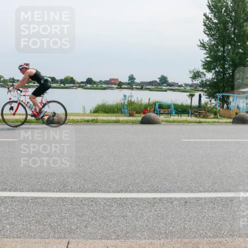 15.06.2025 - 27. Vierlanden-Triathlon H.Heesch http://msf.ph/oto/8028732 15.06.2025 11:25:16 Radfahren 726, 927, 944 meine-sportfotos.de