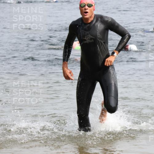 15.06.2025 - 27. Vierlanden-Triathlon Lena Gebhardt http://msf.ph/oto/8028734 15.06.2025 11:03:35 Schwimmen 645, 766, 793, 810, 822 meine-sportfotos.de