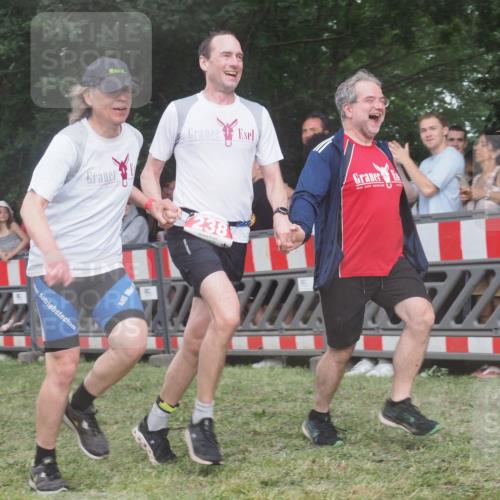 21.06.2025 - 27. Vierlanden-Triathlon KatJ http://msf.ph/oto/8028735 15.06.2025 13:32:51 Ziel 238 meine-sportfotos.de