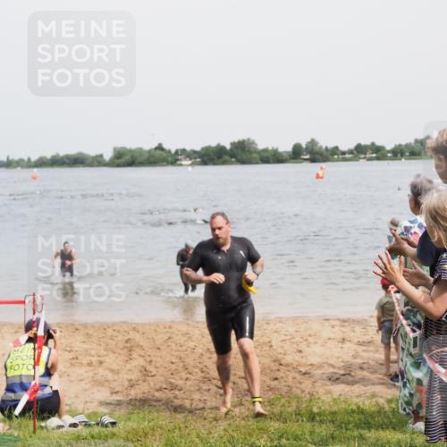 21.06.2025 - 27. Vierlanden-Triathlon MichiJ http://msf.ph/oto/8028738 15.06.2026 10:58:55 Schwimmen 709, 743, 760 meine-sportfotos.de