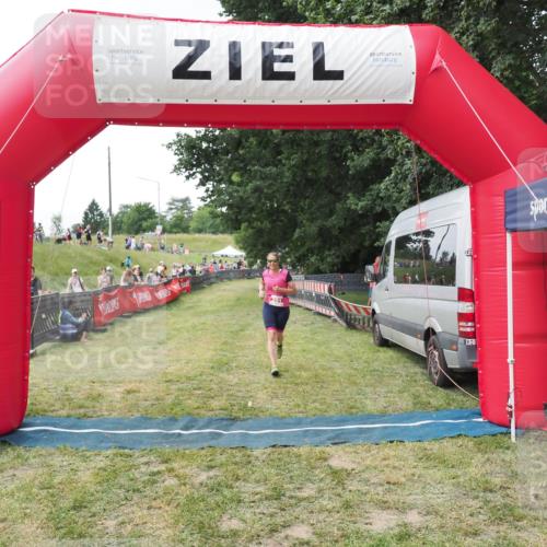 21.06.2025 - 27. Vierlanden-Triathlon MichiJ http://msf.ph/oto/8028740 15.06.2026 12:13:31 Ziel 251, 869 meine-sportfotos.de