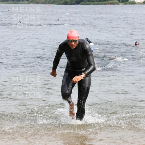 15.06.2025 - 27. Vierlanden-Triathlon Lena Gebhardt http://msf.ph/oto/8028741 15.06.2025 11:03:35 Schwimmen 645, 766, 793, 810, 822 meine-sportfotos.de