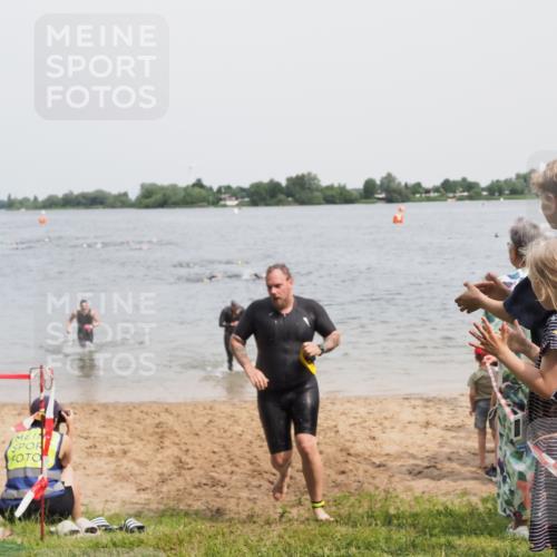 21.06.2025 - 27. Vierlanden-Triathlon MichiJ http://msf.ph/oto/8028744 15.06.2026 10:58:55 Schwimmen 709, 743, 760 meine-sportfotos.de