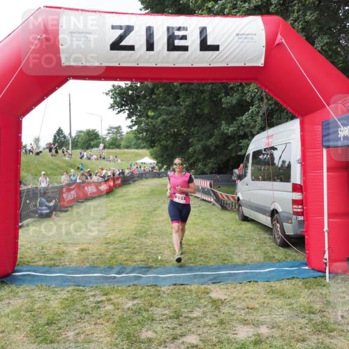21.06.2025 - 27. Vierlanden-Triathlon MichiJ http://msf.ph/oto/8028763 15.06.2026 12:13:32 Ziel 251, 869 meine-sportfotos.de