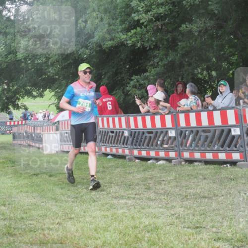21.06.2025 - 27. Vierlanden-Triathlon KatJ http://msf.ph/oto/8028764 15.06.2025 13:33:23 Ziel 791 meine-sportfotos.de