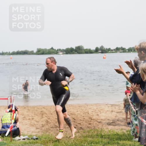 21.06.2025 - 27. Vierlanden-Triathlon MichiJ http://msf.ph/oto/8028772 15.06.2026 10:58:56 Schwimmen 706, 709, 760 meine-sportfotos.de