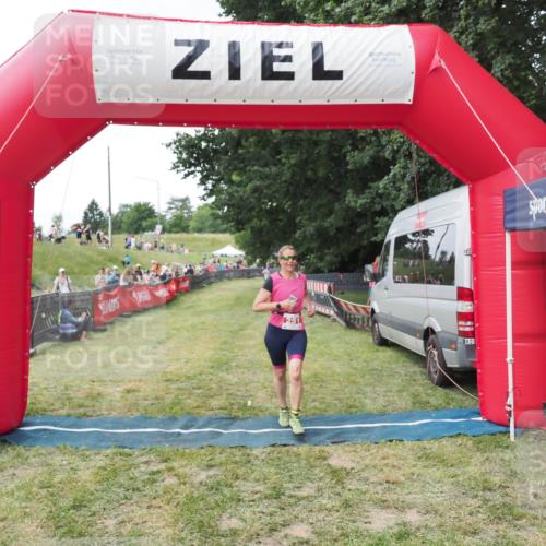 21.06.2025 - 27. Vierlanden-Triathlon MichiJ http://msf.ph/oto/8028779 15.06.2026 12:13:32 Ziel 251, 869 meine-sportfotos.de