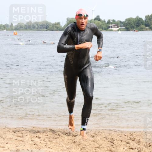 15.06.2025 - 27. Vierlanden-Triathlon Lena Gebhardt http://msf.ph/oto/8028782 15.06.2025 11:03:38 Schwimmen 766, 810, 822 meine-sportfotos.de