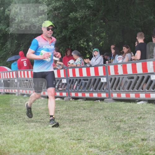 21.06.2025 - 27. Vierlanden-Triathlon KatJ http://msf.ph/oto/8028783 15.06.2025 13:33:24 Ziel 787, 791 meine-sportfotos.de