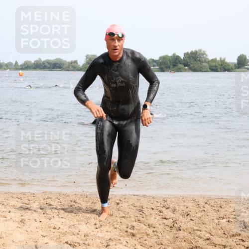 15.06.2025 - 27. Vierlanden-Triathlon Lena Gebhardt http://msf.ph/oto/8028789 15.06.2025 11:03:38 Schwimmen 766, 810, 822 meine-sportfotos.de