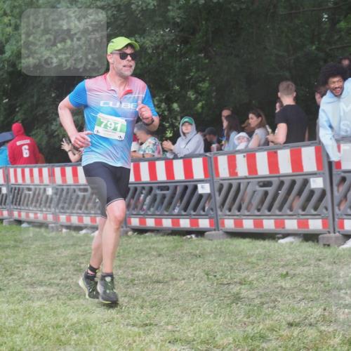 21.06.2025 - 27. Vierlanden-Triathlon KatJ http://msf.ph/oto/8028792 15.06.2025 13:33:24 Ziel 787, 791 meine-sportfotos.de