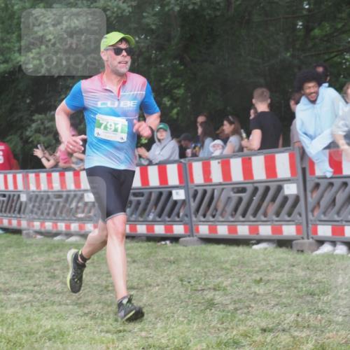 21.06.2025 - 27. Vierlanden-Triathlon KatJ http://msf.ph/oto/8028797 15.06.2025 13:33:24 Ziel 787, 791 meine-sportfotos.de