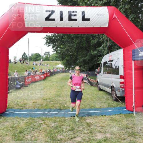 21.06.2025 - 27. Vierlanden-Triathlon MichiJ http://msf.ph/oto/8028798 15.06.2026 12:13:32 Ziel 251, 869 meine-sportfotos.de