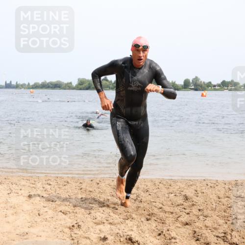 15.06.2025 - 27. Vierlanden-Triathlon Lena Gebhardt http://msf.ph/oto/8028800 15.06.2025 11:03:39 Schwimmen 766, 810, 822 meine-sportfotos.de