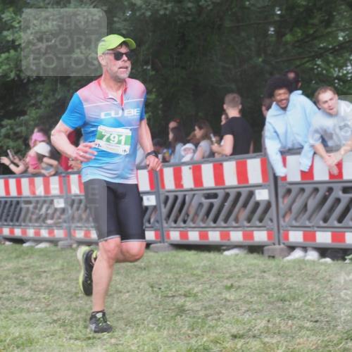 21.06.2025 - 27. Vierlanden-Triathlon KatJ http://msf.ph/oto/8028802 15.06.2025 13:33:24 Ziel 787, 791 meine-sportfotos.de