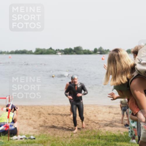 21.06.2025 - 27. Vierlanden-Triathlon MichiJ http://msf.ph/oto/8028809 15.06.2026 10:59:02 Schwimmen 706, 709, 760 meine-sportfotos.de