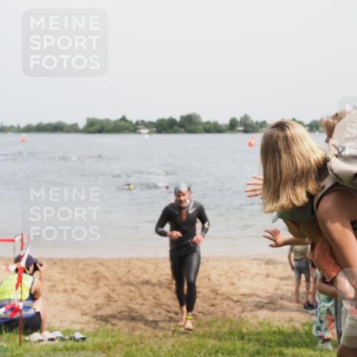 21.06.2025 - 27. Vierlanden-Triathlon MichiJ http://msf.ph/oto/8028819 15.06.2026 10:59:03 Schwimmen 706, 709, 760 meine-sportfotos.de
