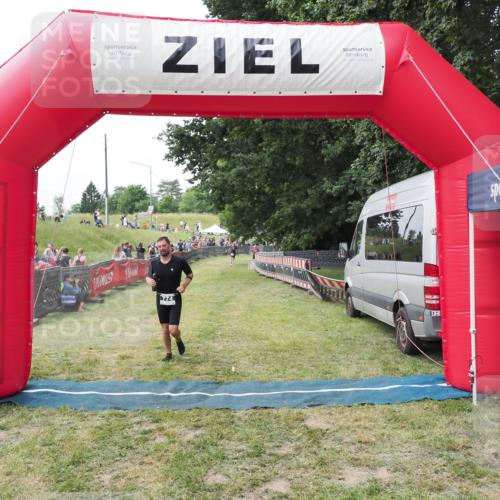 21.06.2025 - 27. Vierlanden-Triathlon MichiJ http://msf.ph/oto/8028823 15.06.2026 12:16:23 Ziel 774 meine-sportfotos.de