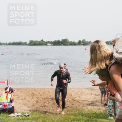 21.06.2025 - 27. Vierlanden-Triathlon MichiJ http://msf.ph/oto/8028829 15.06.2026 10:59:03 Schwimmen 706, 709, 760 meine-sportfotos.de
