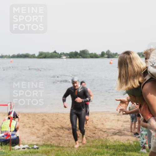 21.06.2025 - 27. Vierlanden-Triathlon MichiJ http://msf.ph/oto/8028837 15.06.2026 10:59:03 Schwimmen 706, 709, 760 meine-sportfotos.de