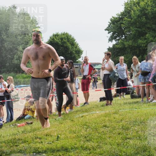 15.06.2025 - 27. Vierlanden-Triathlon KatJ http://msf.ph/oto/8028859 15.06.2025 11:04:05 Schwimmen 663, 729, 754 meine-sportfotos.de