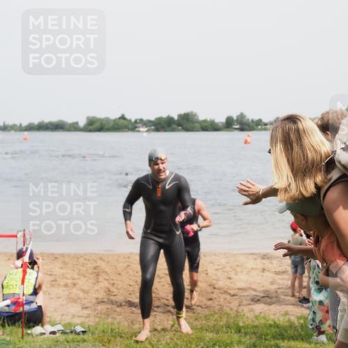 21.06.2025 - 27. Vierlanden-Triathlon MichiJ http://msf.ph/oto/8028865 15.06.2026 10:59:04 Schwimmen 706, 709 meine-sportfotos.de