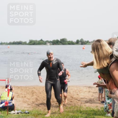 21.06.2025 - 27. Vierlanden-Triathlon MichiJ http://msf.ph/oto/8028869 15.06.2026 10:59:04 Schwimmen 706, 709 meine-sportfotos.de