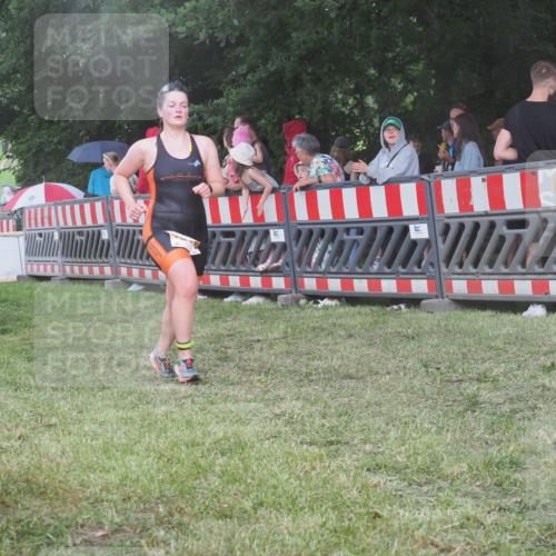 21.06.2025 - 27. Vierlanden-Triathlon KatJ http://msf.ph/oto/8028870 15.06.2025 13:33:41 Ziel 148, 210, 1076 meine-sportfotos.de