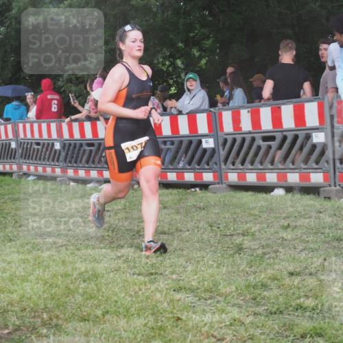 21.06.2025 - 27. Vierlanden-Triathlon KatJ http://msf.ph/oto/8028877 15.06.2025 13:33:42 Ziel 148, 210, 1076 meine-sportfotos.de