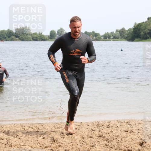 15.06.2025 - 27. Vierlanden-Triathlon Lena Gebhardt http://msf.ph/oto/8028885 15.06.2025 11:03:50 Schwimmen 729, 773 meine-sportfotos.de