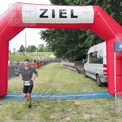 21.06.2025 - 27. Vierlanden-Triathlon MichiJ http://msf.ph/oto/8028886 15.06.2026 12:16:24 Ziel 774 meine-sportfotos.de