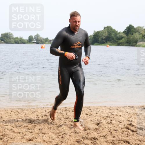 15.06.2025 - 27. Vierlanden-Triathlon Lena Gebhardt http://msf.ph/oto/8028889 15.06.2025 11:03:51 Schwimmen 729, 773 meine-sportfotos.de