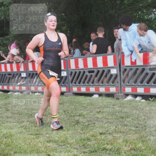 21.06.2025 - 27. Vierlanden-Triathlon KatJ http://msf.ph/oto/8028892 15.06.2025 13:33:42 Ziel 148, 210, 1076 meine-sportfotos.de