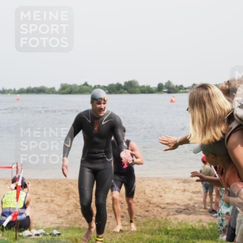 21.06.2025 - 27. Vierlanden-Triathlon MichiJ http://msf.ph/oto/8028896 15.06.2026 10:59:04 Schwimmen 706, 709 meine-sportfotos.de