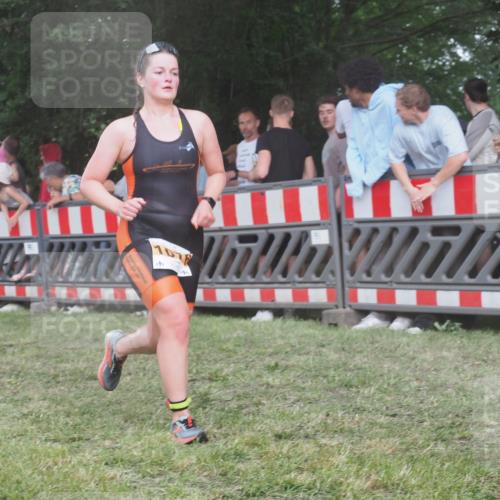 21.06.2025 - 27. Vierlanden-Triathlon KatJ http://msf.ph/oto/8028898 15.06.2025 13:33:42 Ziel 148, 210, 1076 meine-sportfotos.de