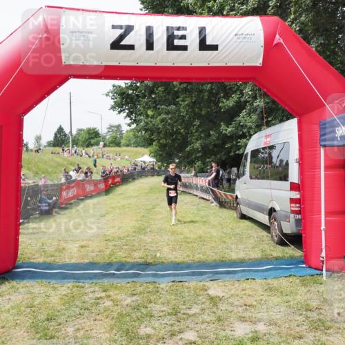 21.06.2025 - 27. Vierlanden-Triathlon MichiJ http://msf.ph/oto/8028903 15.06.2026 12:19:25 Ziel 25 meine-sportfotos.de