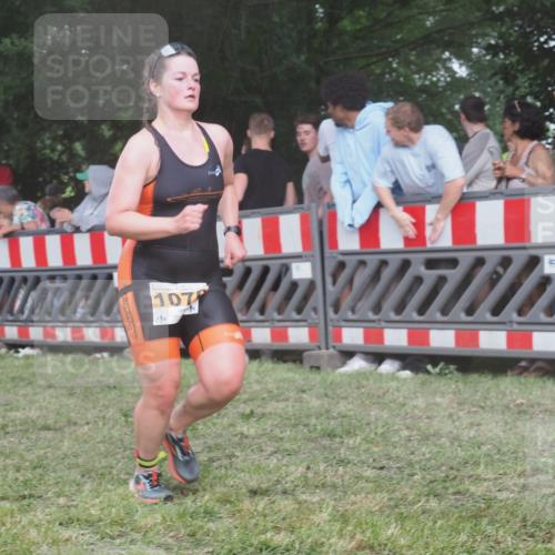 21.06.2025 - 27. Vierlanden-Triathlon KatJ http://msf.ph/oto/8028907 15.06.2025 13:33:42 Ziel 148, 210, 1076 meine-sportfotos.de