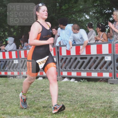 21.06.2025 - 27. Vierlanden-Triathlon KatJ http://msf.ph/oto/8028912 15.06.2025 13:33:42 Ziel 148, 210, 1076 meine-sportfotos.de